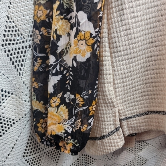 True self size large top with sheer floral sleeves and crochet trim - Picture 2 of 16